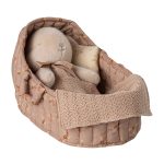 MAILEG JÁTÉKBABA MÓZESKOSÁR, RÓZSASZÍN