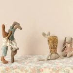 MAILEG NYUSZI VIRÁGOS RUHÁBAN, 1-ES MÉRET