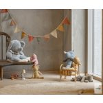 MAILEG ALVÓ PLÜSS CICA NAGYOBB , SZÜRKE