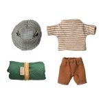 MAILEG TÚRÁZÓ EGÉRFIÚ, BARNA CSÍKOS PÓLÓBAN 