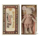 MAILEG NAGY TESTVÉR EGÉRLÁNY GYUFÁSDOBOZBAN, MÁGNESES MANCSOKKAL