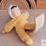 GRIMM'S RUGALMAS JÁTÉKBABA, EBONY ÚR