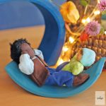 GRIMM'S ÖLELNIVALÓ JÁTÉKBABA, NAPOCSKA