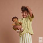 OLLIELLA DINKUM NAGY JÁTÉKBABA, BUTTON