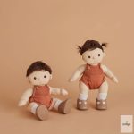 OLLIELLA DINKUM NAGY JÁTÉKBABA, PEANUT, rövid hajú